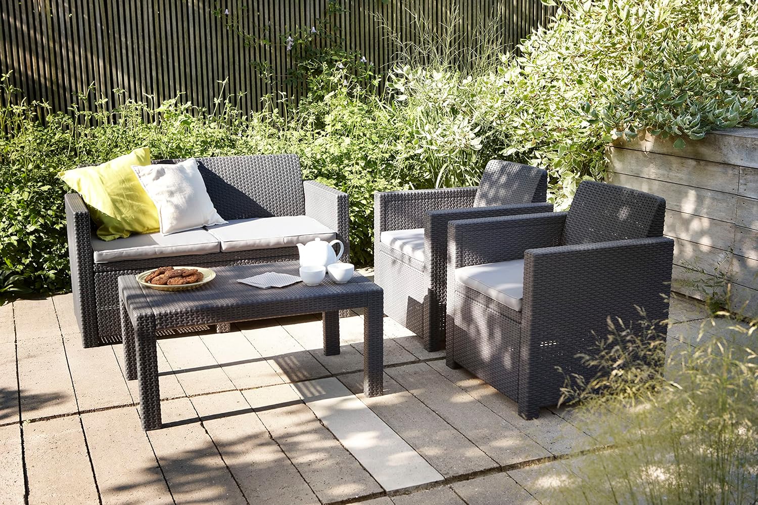 Allibert by Keter Merano Gartenmöbel Set aus Kunststoff, inkl. Sitzkissen, grau, 4-teilig, 2 Sessel, Sofa & Tisch, für Garten & Terrasse, Flache Rattanoptik