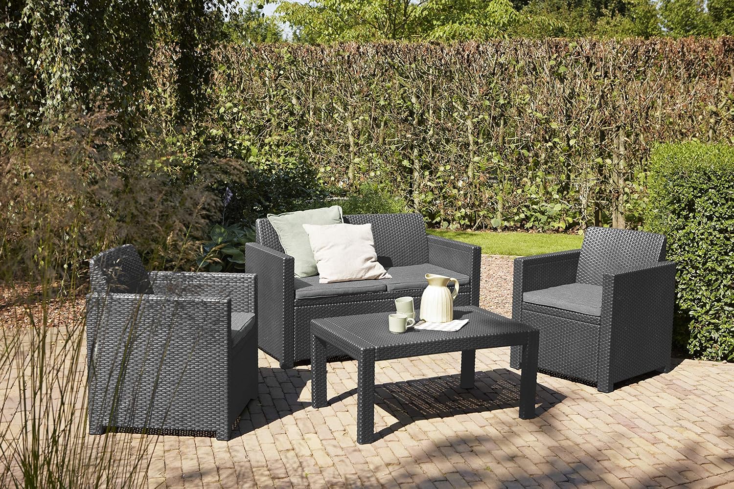 Allibert by Keter Merano Gartenmöbel Set aus Kunststoff, inkl. Sitzkissen, grau, 4-teilig, 2 Sessel, Sofa & Tisch, für Garten & Terrasse, Flache Rattanoptik